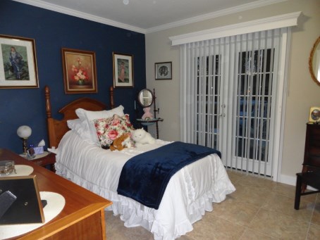 Bedroom after - Quality Cabinets interior and exterior painting - Parksville - Qualicum